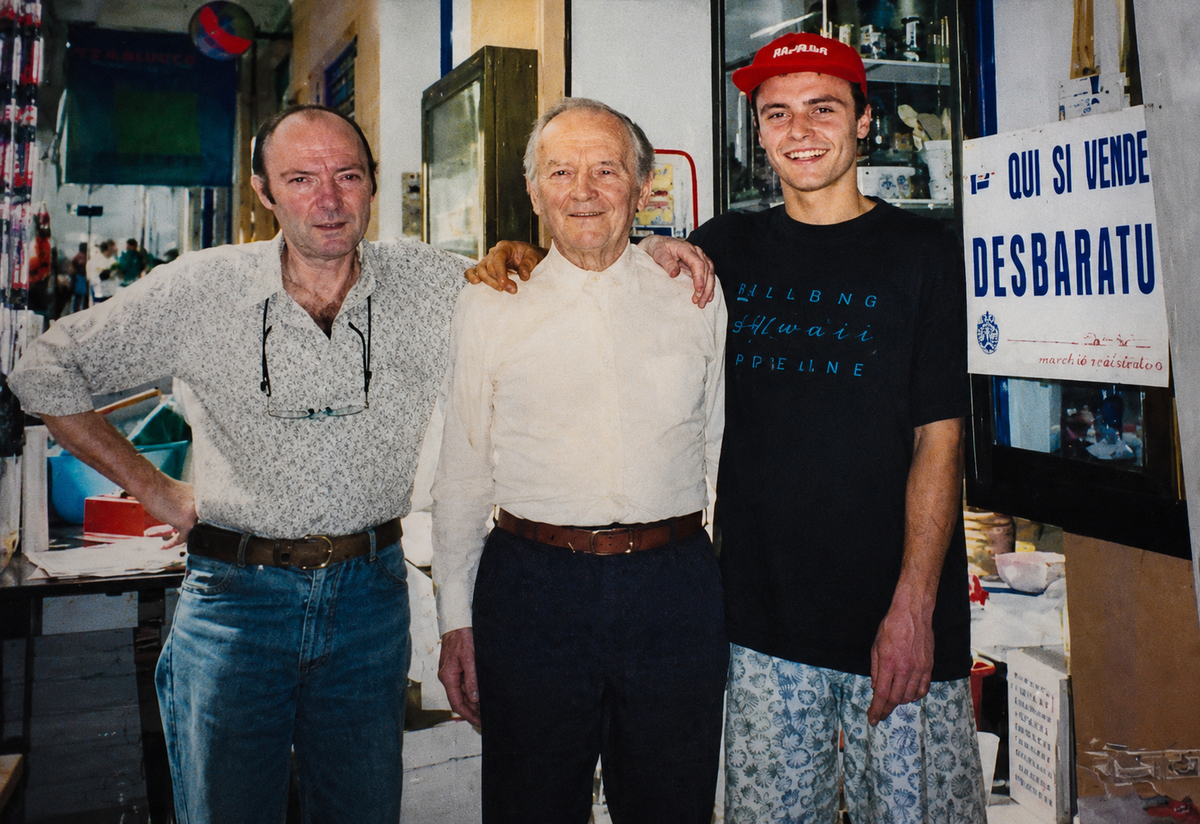 Tre generazioni della famiglia Lorenzi davanti al negozio di Ventimiglia