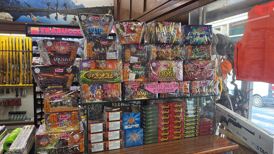Scaffale con fuochi d’artificio e giochi pirotecnici in negozio