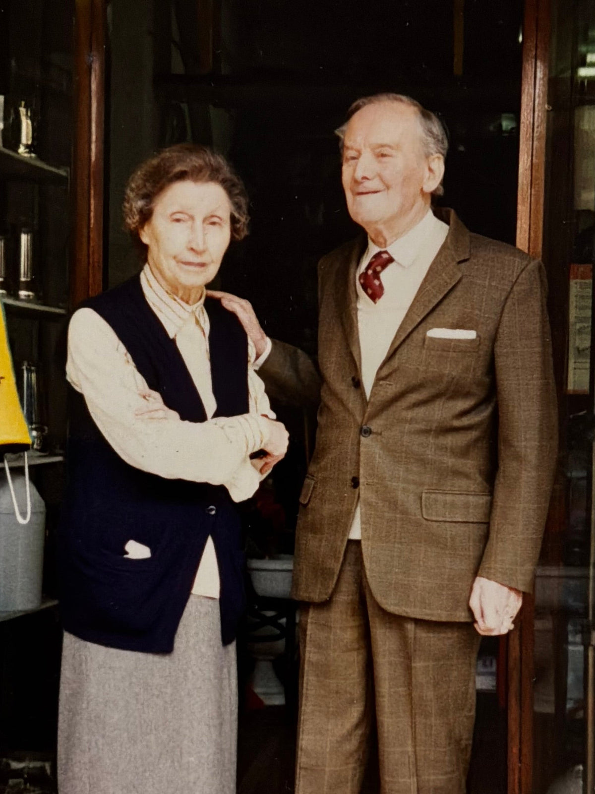 Enrico Lorenzi, fondatore, con la moglie Matilde all’ingresso della bottega