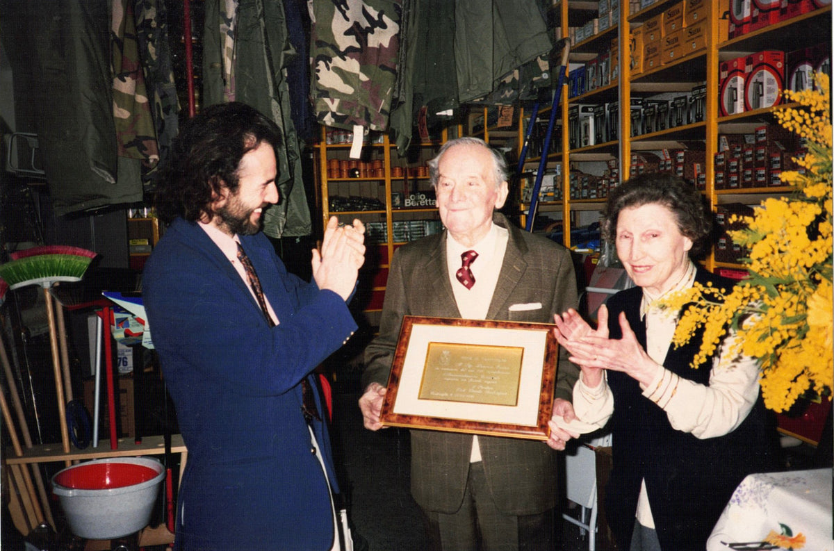 Premiazione di Enrico Lorenzi per i 100 anni e i 50 anni di attività del negozio
